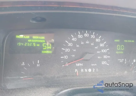 1998 Lincoln Town Car Signature z USA, uszkodzony, nr VIN 1LNFM82W8WY688852